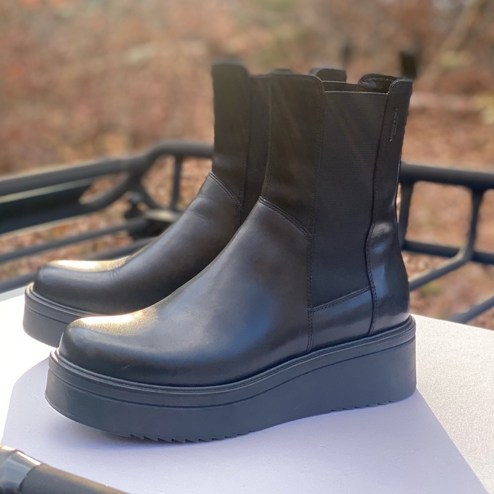 NWOT Vagabond Tara Women’s Black Platform Chelsea Boots US 10 EU 41 like new